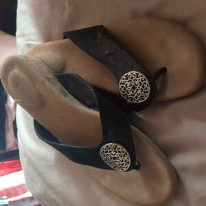 •Giani Bernini Memory Foam Sandals